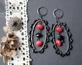 Boucles d'oreilles avec cadre en dentelle - roses et noires, perles de verre, perles de pierre, maillons bronze à canon, romantique, semblable à de la dentelle, fait main