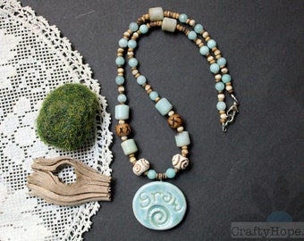Grow Natural Necklace - Pendentif en céramique Gaea, bleu clair, perles de pierre, perles d'amazonite, perles de bois, perles d'os, bijoux en perles