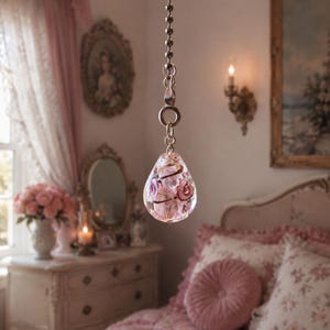 Ventilatore da soffitto rosa in stile vittoriano con catenella / Decorazione luminosa fatta a mano con perline di vetro / Arredamento boho romantico per camera da letto