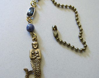 Tirador de ventilador de latón antiguo con forma de sirena – Cuentas de cristal y lapislázuli – Decoración náutica