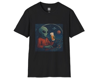 Camiseta unisex de estilo suave con diseño de extraterrestre bebiendo cerveza, camiseta con gráfico espacial extraterrestre, divertida camiseta de ciencia ficción con extraterrestre bebiendo, camiseta de astronauta OVNI, espacio