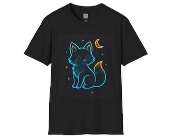 Pode incluir: Camiseta preta com uma ilustração de raposa em estilo neon, uma lua crescente e estrelas. A raposa é delineada em azul e amarelo, com um corpo azul escuro. O design está centrado na camiseta.