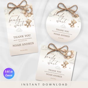 Peut inclure: Étiquettes de cadeau de baby shower sur le thème de l'ours en peluche. Les étiquettes sont de différentes formes, notamment rectangulaires et circulaires, et comportent le texte "We can bearly wait" et "Thank you". Chaque étiquette est ornée d'un nœud en ficelle.