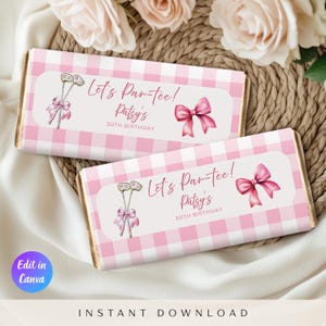 Pode incluir: Duas embalagens de barras de chocolate com um padrão xadrez rosa e branco. Cada embalagem tem um rótulo com o texto "Let's Par-tee! Patsy's 30th Birthday". Os rótulos também apresentam tacos de golfe, laços rosa e bordas douradas.