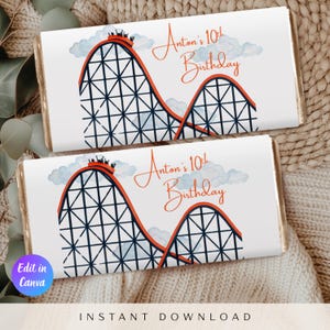 Pode incluir: Duas embalagens brancas de barra de chocolate com um design de montanha-russa. O design inclui uma pista de montanha-russa vermelha, suportes azuis escuros e o texto "Anton's 10th Birthday" em laranja. Nuvens azuis claras também estão presentes.