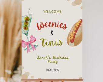 Puede incluir: Un letrero de bienvenida para una fiesta de cumpleaños, con una ilustración de acuarela de un martini y un perrito caliente. El letrero dice "Weenies & Tinis" y "Sarah's Birthday Party" con la fecha.