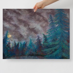 Night Sky Over Pines Poster Kunstdruck | Stimmungsvolle Landschaftswandkunst | Sternenhimmel Dekor