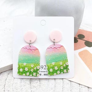 Handgeschilderde oorbellen met wilde bloemen — romantische lente acryl sieraden — statementoorbellen pastel bloemen — Tuincadeau voor haar