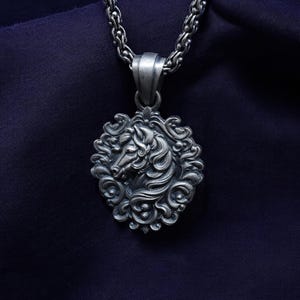 Colgante de collar con caballo ornamental • Collar de plata hecho a mano • Joyería rústica de caballo • Collar inspirado en la naturaleza • Regalo para el Día del Padre