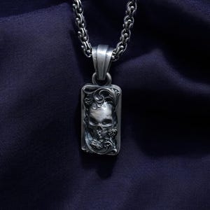 Schädel Halskette, Detaillierter Schädel und Knochen Anhänger, Retro Punk Schädel Tag Halskette, gerahmter Schädel Gothic Anhänger Vatertagsgeschenk