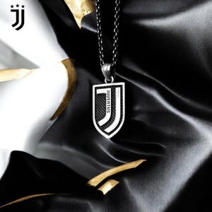 Colgante de la Juventus F.C.: Collar de plata de ley con el emblema del equipo de fútbol