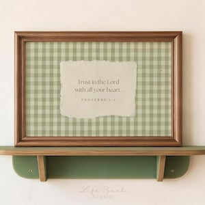 Peut inclure: Un cadre rectangulaire en bois contenant une impression à motif vichy vert sauge et blanc. Au centre de l'impression se trouve une découpe de papier crème aux bords déchirés avec le texte : Trust in the Lord with all your heart. PROVERBS 3:5.