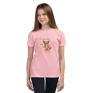 Protected by a Chihuahua – Cute T-Shirt for Girls & Kids | Chihuahua Dog Lover Gift | Funny Puppy | Shirt for Ages 5-14
