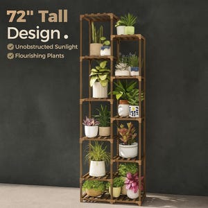 Pu&ograve; includere: Un'alta fioriera in legno con pi&ugrave; ripiani, che espone varie piante in vaso. Il supporto &egrave; alto circa 183 cm e presenta un design a griglia. Il testo dell'immagine recita "72" Tall Design." e "Unobstructed Sunlight" e "Flourishing Plants."