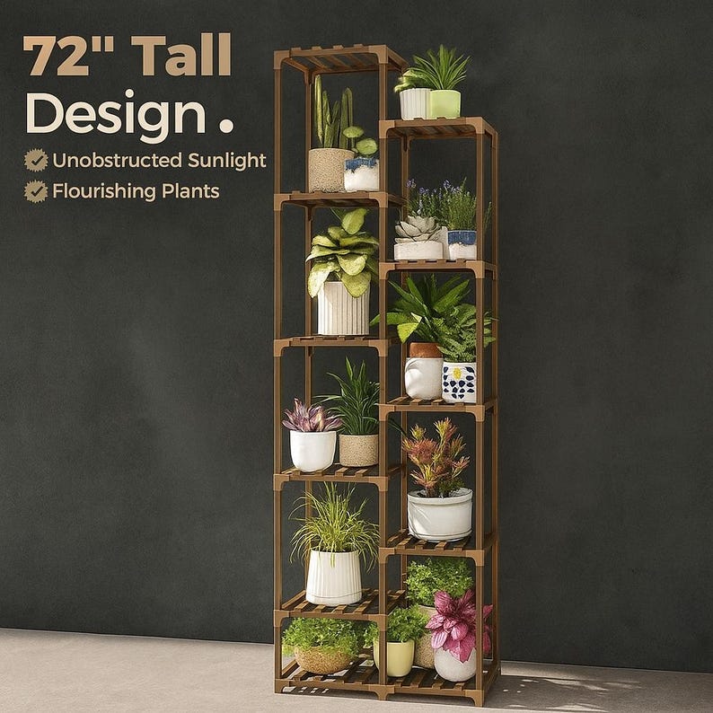 Pu&ograve; includere: Un'alta fioriera in legno con pi&ugrave; ripiani, che espone varie piante in vaso. Il supporto &egrave; alto circa 183 cm e presenta un design a griglia. Il testo dell'immagine recita "72" Tall Design." e "Unobstructed Sunlight" e "Flourishing Plants."