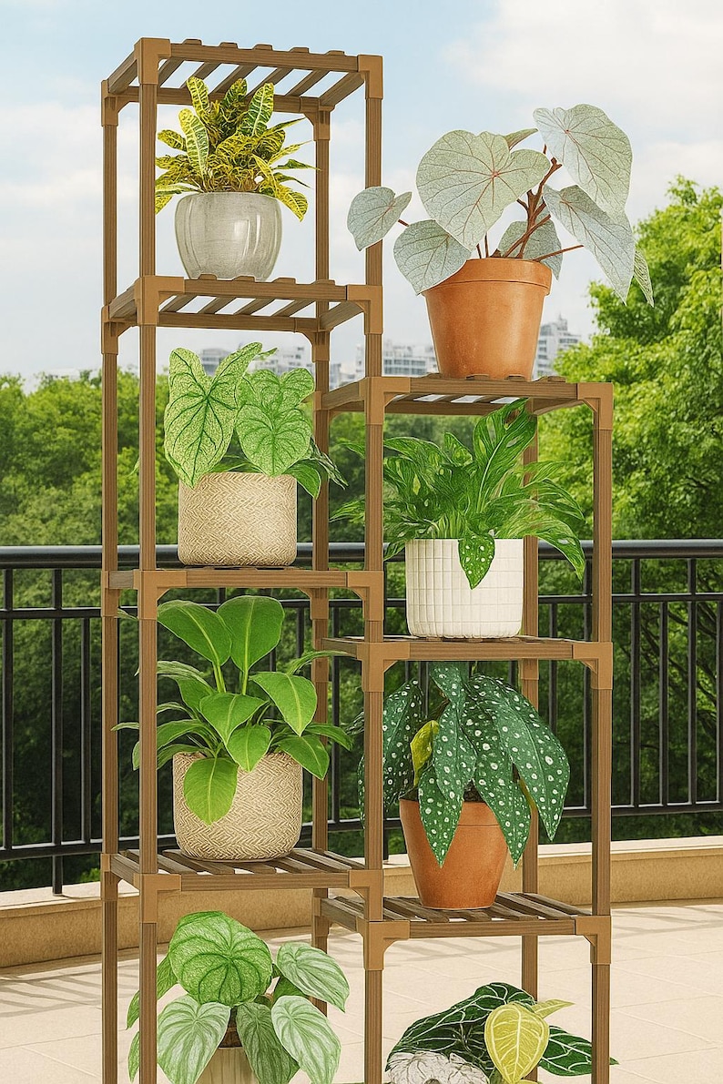 Pu&ograve; includere: Un portapiante in legno marrone a pi&ugrave; livelli, pieno di varie piante in vaso. Le piante hanno un fogliame verde e sono in vasi di diversi colori e consistenze. Il supporto &egrave; all'aperto, con uno sfondo verde.
