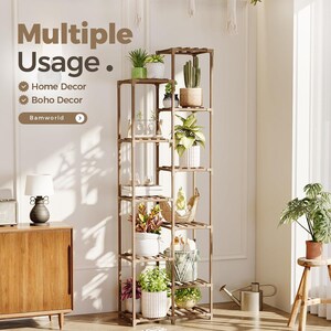 Pu&ograve; includere: Un'alta fioriera in legno marrone con pi&ugrave; ripiani, che espone varie piante in vaso e oggetti decorativi. Il testo "Multiple Usage" &egrave; in alto, con "Home Decor" e "Boho Decor" sotto. &Egrave; visibile anche il marchio "Bamworld".