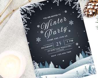 Puede incluir: Una tarjeta de invitación rectangular con fondo azul oscuro, ilustraciones de copos de nieve blancos, un paisaje nevado con pinos y el texto: YOU ARE INVITED TO Winter Party COME AND JOIN US DECEMBER 25 7 PM 123 Holly Lane, Winterville, CA 90210 RSVP +123-456-7890.