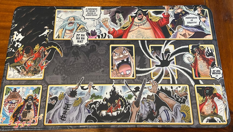 Puede incluir: Una alfombrilla de rat&oacute;n rectangular negra y amarilla con una ilustraci&oacute;n de estilo manga con varios personajes. El dise&ntilde;o incluye bocadillos de di&aacute;logo y texto, con el tema central de una aventura pirata.