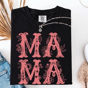 Camiseta MAMA com estampa floral minimalista Comfort Colors®, camiseta retrô com letras maiúsculas para mães, presente para o Dia das Mães, camiseta com estampa botânica