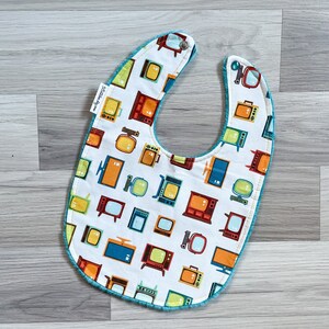 Retro Fernseher Baby Lätzchen, Baby Lätzchen Junge, Mädchen Baby Lätzchen, Baby-Dusche-Geschenk, Gender Neutral Baby Lätzchen