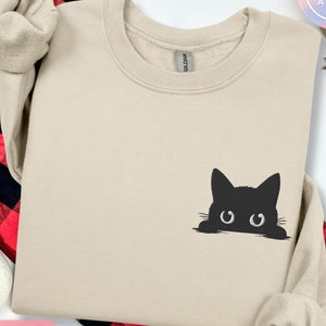 Sweat-shirt brodé chat noir, pull ras du cou minimaliste avec chat mignon | Cadeau d&#39;hiver douillet pour les amoureux des animaux de compagnie | Chat brodé simple