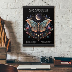 Könnte beinhalten: Ein schwarzes Poster mit dem Text "March Metamorphosis ECLIPSE & EQUINOX" und Datumsangaben. Es zeigt eine detaillierte Illustration eines Schmetterlings mit türkis-orangen Flügeln, umgeben von floralen Elementen und einem Halbmond.
