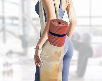 Pode incluir: Uma mulher carregando um tapete de ioga em uma bolsa de lona bege e laranja com uma alça sobre o ombro. O tapete de ioga está enrolado e tem uma combinação de cores vermelha e azul.