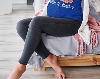 Bawełniana koszulka ciążowa „soulbaby” jest idealna dla duchowych kobiet w ciąży, które oczekują cudu w swoim życiu. Świetny prezent na baby shower!