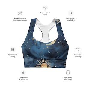 Könnte beinhalten: Ein blauer Sport-BH mit einem zellischen Druck, der Monde, Sterne und eine Sonne zeigt. Der BH hat herausnehmbare Polster und ein Mesh-Futter für Atmungsaktivität. Er ist aus Kompressionsgewebe für Halt und eine sichere Passform.