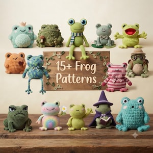 Pode incluir: Uma coleção de quinze figuras de sapos em crochê dispostas em torno de uma placa de madeira com a inscrição 15+ Frog Patterns. Os sapos apresentam várias cores, texturas e acessórios, incluindo chapéus, cachecóis e laços sobre uma superfície de madeira.