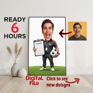 Op de afbeelding: Digitale illustratie van een voetbalcoach met een klembord en bal. De coach draagt een grijs en oranje uniform. De afbeelding bevat de tekst "READY 6 HOURS" en "Digital File".