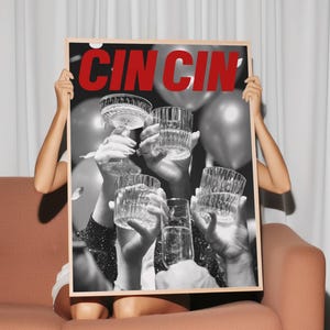 トレンディなCin Cin Cheersプリント、レッドファッションウォールアート、レトロポスター、バーカートアートプリント、マキシマリストキッチンプリント、カクテルデジタルプリントギフト