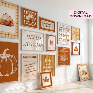 Op de afbeelding: Een verzameling ingelijste wandkunst met een herfstthema. De kunstwerken tonen pompoenen, herfstdrankjes en de tekst "Hello Autumn" en "Cozy Club". Het kleurenpalet omvat tinten oranje, bruin en crème.