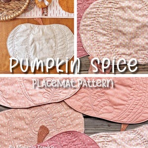 Może przedstawiać: Kolekcja podkładek w kształcie dyni w różnych odcieniach różu i kremu, z pikowanymi detalami i akcentami łodyg. Na zdjęciu widnieje napis "Pumpkin Spice Placemat Pattern". Podkładki ułożone są na drewnianej powierzchni.