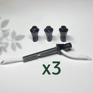 Könnte beinhalten: Drei schwarze Lampenpfosten-Abschlüsse mit einem weißen Kabel und einer schwarzen Metallstange. Das Bild enthält den Text "x3".