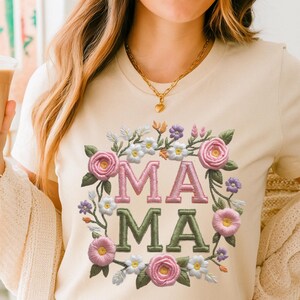 Belle fausse broderie florale Mama PNG : Belle conception de sublimation pour la fête des mères pour créer des cadeaux détaillés et affectueux pour maman !