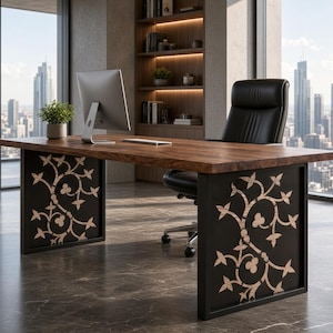 Peut inclure: Un bureau rectangulaire en bois avec un plateau au grain brun foncé et deux panneaux latéraux en métal noir ornés de découpes complexes en forme de vignes florales claires. Il est accompagné d'un fauteuil de bureau en cuir noir.