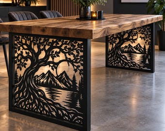 Puede incluir: Una mesa de comedor rectangular con un tablero de madera natural de grano grueso y dos patas de metal negro. Cada pata presenta un diseño cortado a láser que representa un gran árbol con raíces, montañas, un lago y pinos en silueta.