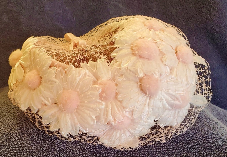 Vintage hat pink retro daisy hat tulle netting bow flowers 60/'s hat bridal Mother of Bride Maid of honor Derby hat Easter fascinator wedding