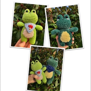 Könnte beinhalten: Ein Häkelmuster für ein grünes Frosch-Amigurumi-Spielzeug namens Franklin. Das Muster enthält Anweisungen zum Herstellen eines grünen Frosches mit gelbem Bauch und einer blauen Lätzchen. Das Muster ist zum Download auf Etsy verfügbar.
