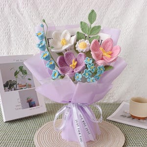 Häkeln Sie lila Blumenstrauß-Tulpe unter dem Motto Häkelblumen, Geschenk für Mama, geeignet für Hochzeit Brautstrauß, Jahrestag, Geburtstagsgeschenk.