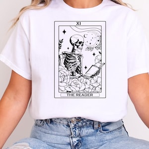 Leserin Tarot Karte T-Shirt, Skeleton Buch Liebhaber T-Shirt, Front Print Shirts, Witchy Lese Geschenk, Gothic Tarot Kleidung, Buch Liebhaber Geschenk