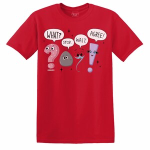 Könnte beinhalten: Ein rotes T-Shirt mit Comic-Satzzeichen in Sprechblasen. Die Sprechblasen sagen "WHAT?", "STOP.", "WAIT.", und "AGREE!". Das T-Shirt hat einen Rundhalsausschnitt und kurze Ärmel.