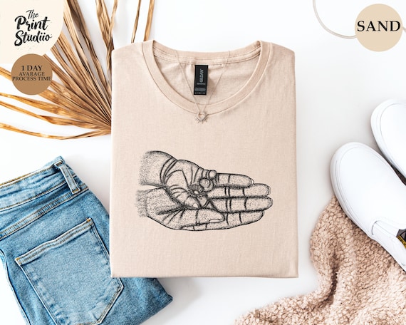 Handdrawn Baby and Mom Hand Shirt, Minimalist Line Art Mother and Child Tee, New Mom Gift, Mother’s Love T-Shirt, Elegant Baby Hand Design