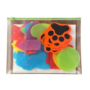 Peut inclure: Un sac en plastique transparent &agrave; fermeture &eacute;clair rempli de formes en feutre de diff&eacute;rentes couleurs, notamment des empreintes de pattes, des cercles, des fl&egrave;ches et des nuages.