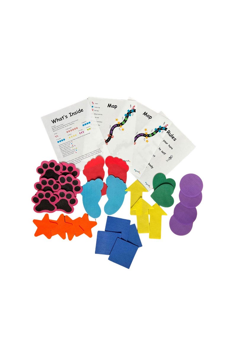 Op de afbeelding: Een set kleurrijke vilt spelstukken voor een bordspel. De stukken omvatten poot afdrukken, voetafdrukken, sterren, vierkanten, pijlen, harten en cirkels. Het spel bevat instructies, een kaart en regels.