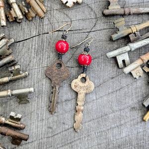 Antike Schlüsselohrringe, Vintage-Perlen in Rot, Cottagecore-Ohrhänger, Steampunk-Boho-Schmuck