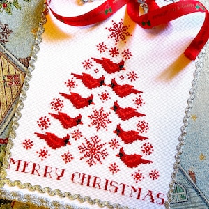 FEESTELIJKE KARDINAL kerstboom Kruissteekpatroon pdf door CrossStitchingForFun - SunflowerCrossStitch