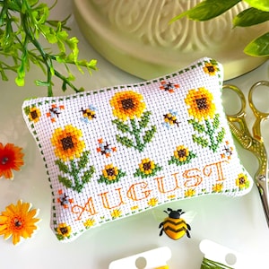 Calendario estivo di agosto - Schema per punto croce in PDF di SunflowerCrossStitch - CrossStitchingForFun